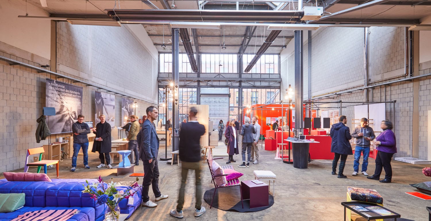 Ausstellungshalle mit Besucher*innen im Machwerkhaus.