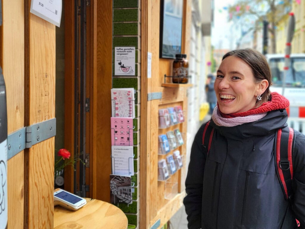 Sängerin Malou Lovis Kreyelkamp am zwoo Kaffeefenster in Köln-Ehrenfeld.