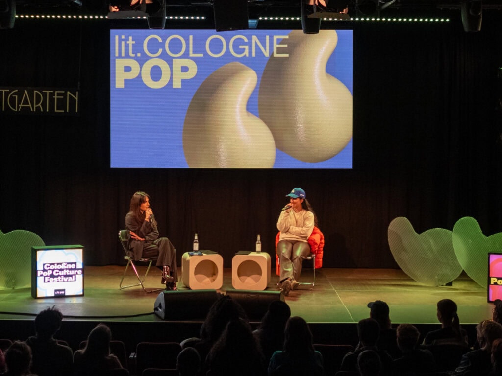 Musikerin Ebow spricht bei der lit.COLOGNE POP 2025 über ihre Lyrics auf der Bühne.