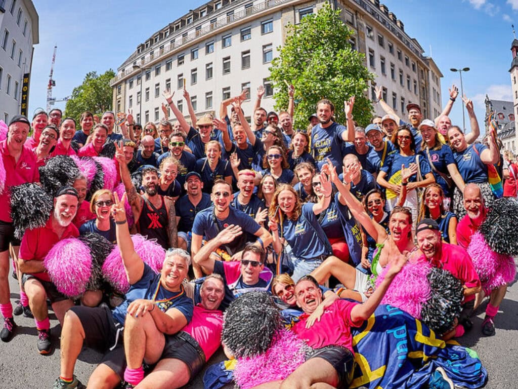 Ein Gruppenfoto von Mitglieder*innen des SC Janus am CSD in Köln.